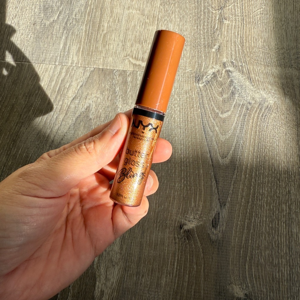 NYX Butter Gloss - shade : Pay Me In Gold